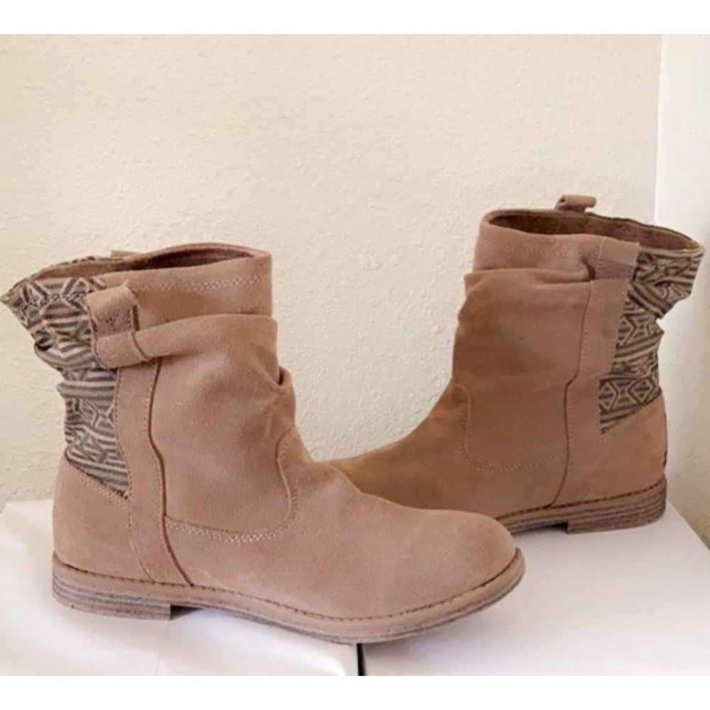 TOMS Women Tribal Print  Suede Boots